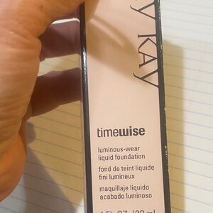 Mary Kay Timewise Luminous-Wear Liquid Foundation - Cream